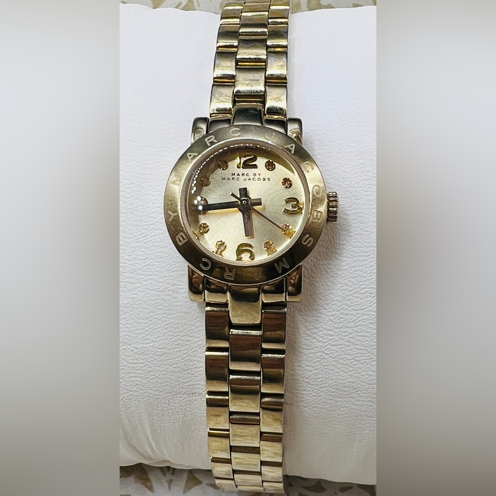 MARC JACOBS VINTAGE GOLD TONE WATCH WITH CRYSTALS ON FACE PLATE✨